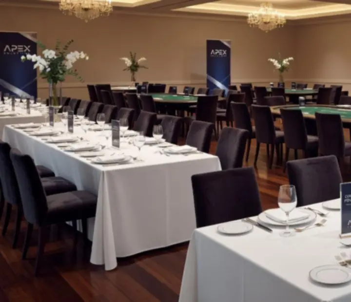 Przygotowany układ stołów i scenografii dla dużej grupy eventowej