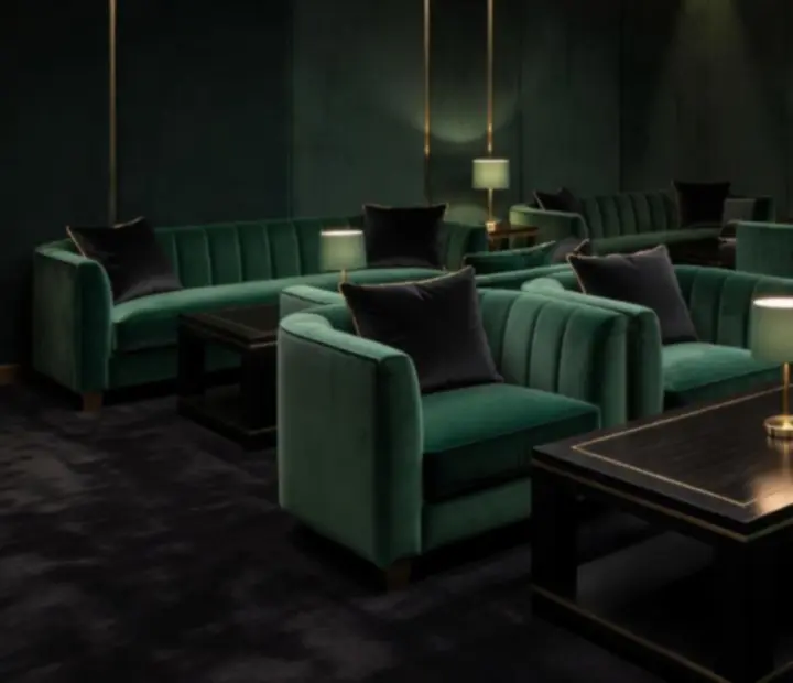 Luksusowe wnętrze lounge'u w ciemnej, zielonej tonacji z klubową atmosferą