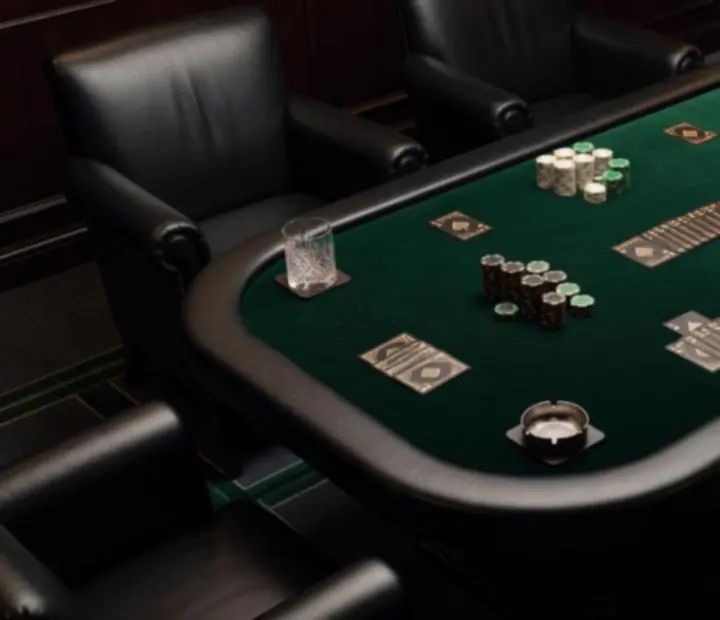 Luksusowy układ stołu pokerowego z eleganckimi detalami