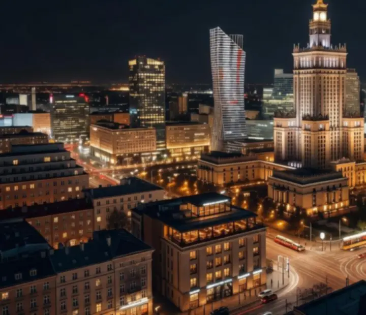 Panorama polskiego miasta nocą z oświetlonymi budynkami i ulicami